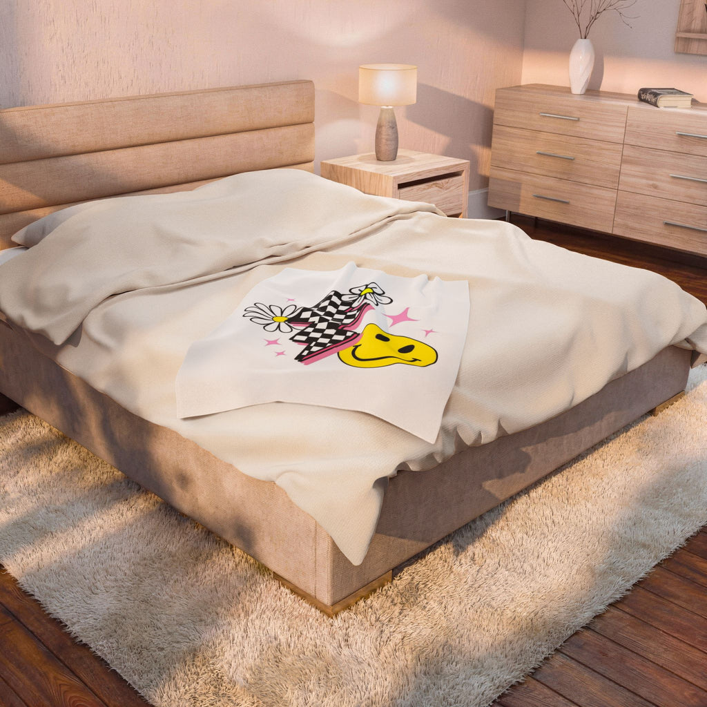 Smiley Daisy Velveteen Plush Blanket — Retro Checker Lightning Cozy Throw
