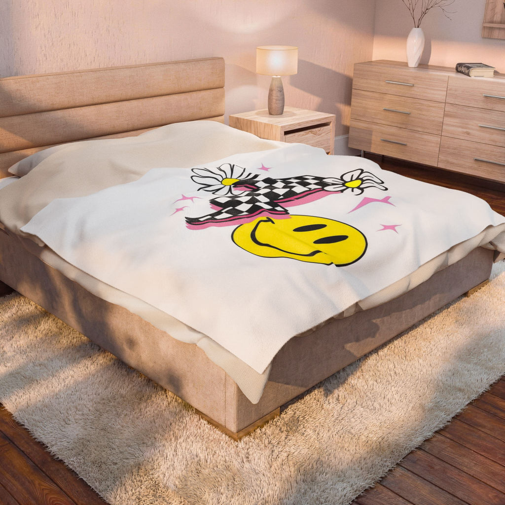 Smiley Daisy Velveteen Plush Blanket — Retro Checker Lightning Cozy Throw